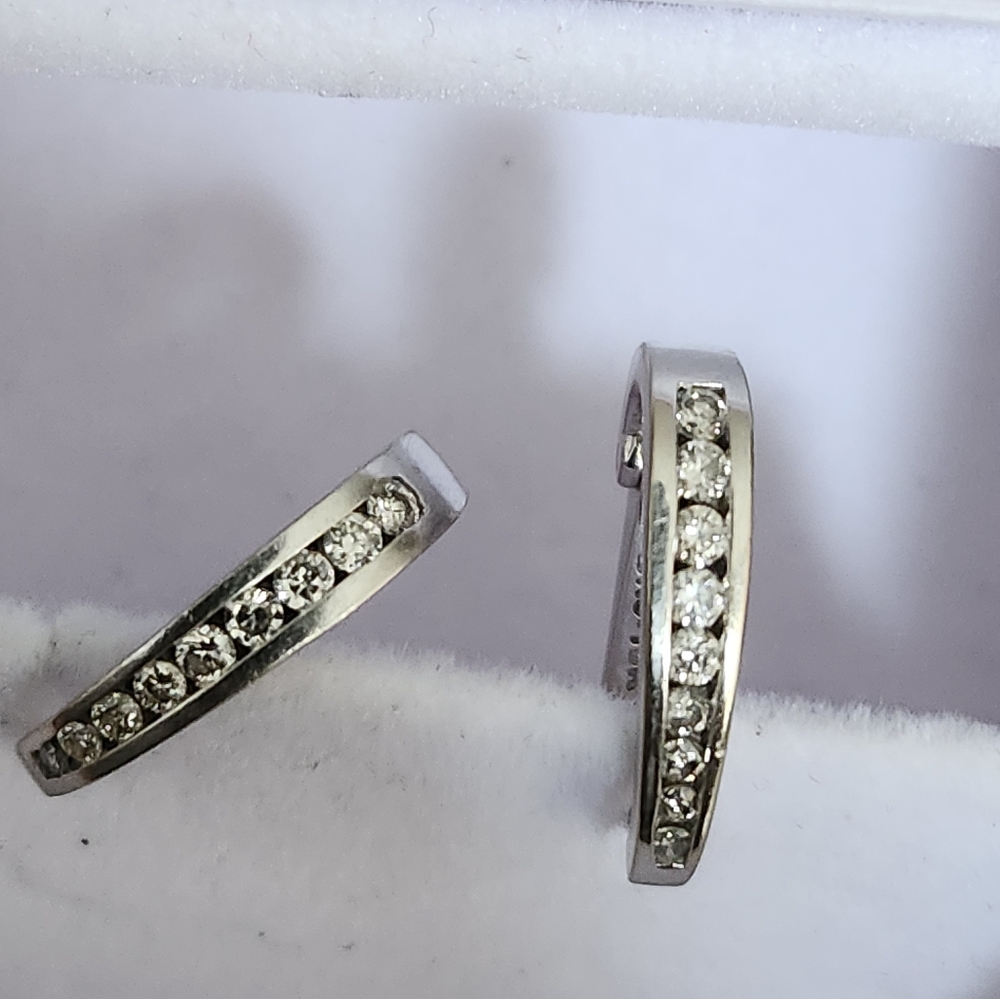 Beautiful diamond earrings in 10 k gold